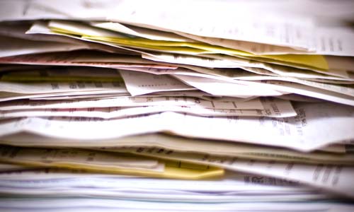 Una pila disordinata di fogli e fascicoli