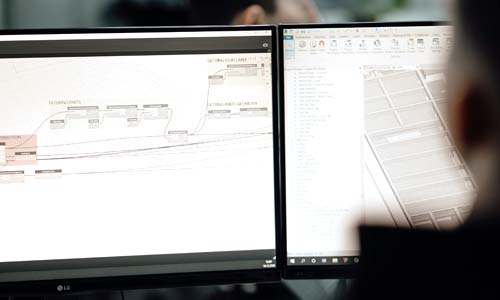 Due monitor con applicativi gestionali